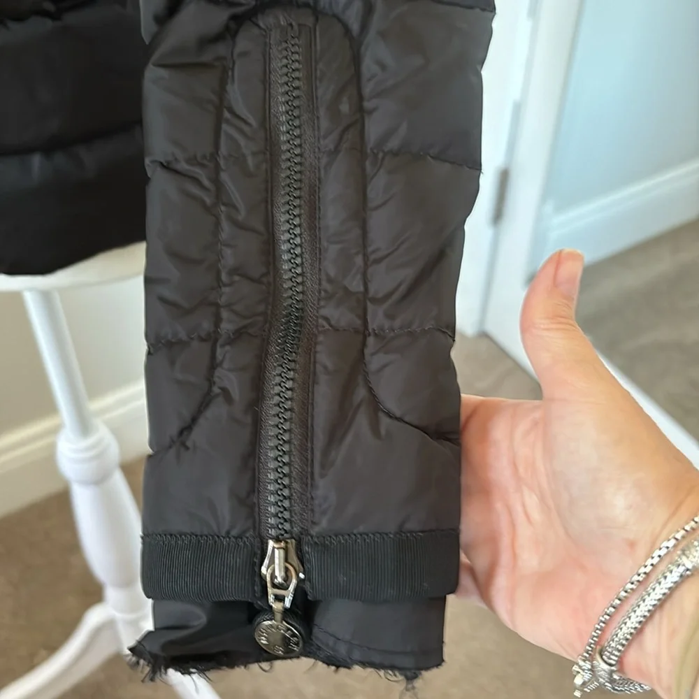 Moncler black short puffer with zip cuffs - Picture 16 of 16